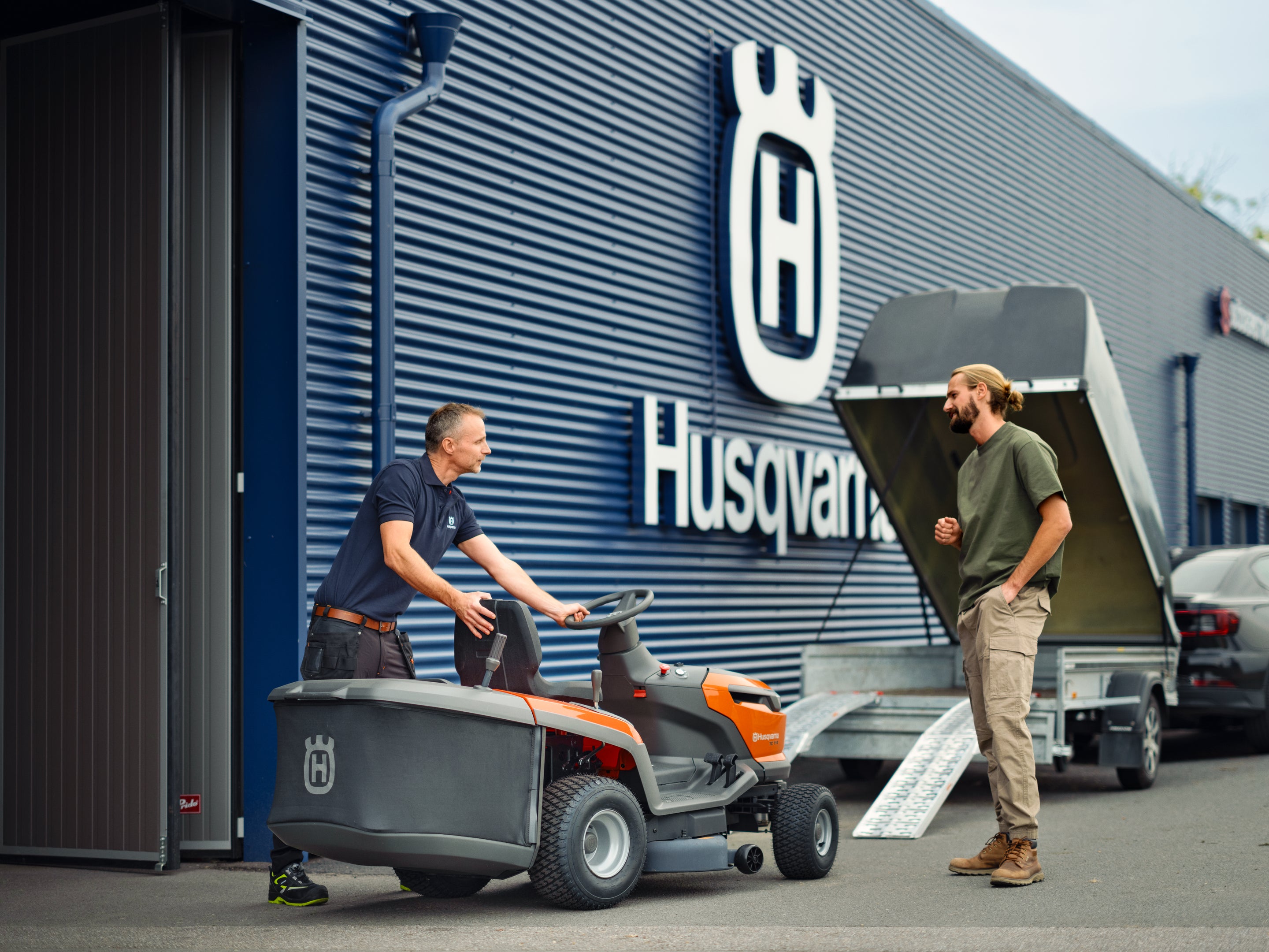 Husqvarna Automower® szakértő az ügyféllel